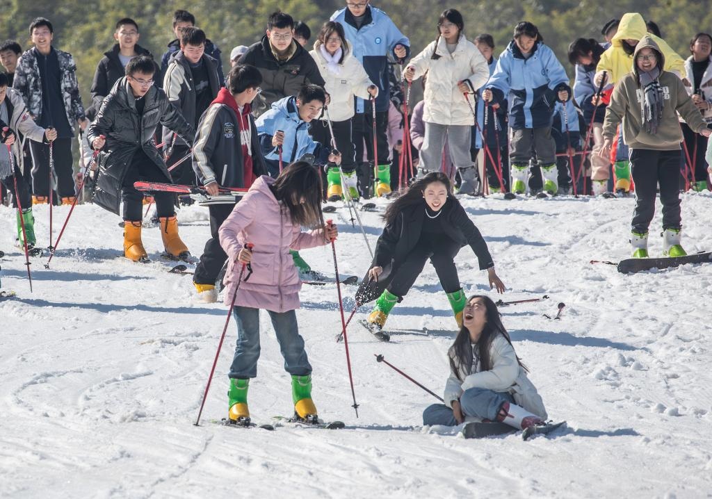 游客在重慶市南川區(qū)金佛山北坡滑雪場滑雪（2023年11月22日攝）。新華社發(fā)（瞿明斌攝）