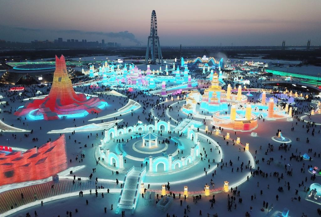 游客在哈爾濱冰雪大世界游玩（無人機(jī)照片，2024年1月5日攝）。新華社記者 王建威 攝