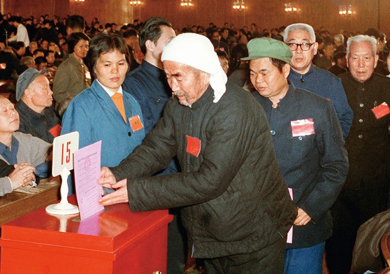 我國現(xiàn)行憲法于1982年12月4日由第五屆全國人大第五次會議通過并公布施行。根據(jù)改革開放和社會主義現(xiàn)代化建設(shè)的實踐和發(fā)展，全國人大于1988年、1993年、1999年、2004年、2018年先后5次作出必要的、也是十分重要的修正。圖為出席第五屆全國人民代表大會第五次會議的代表投票表決《中華人民共和國憲法》（資料照片）。 新華社發(fā)