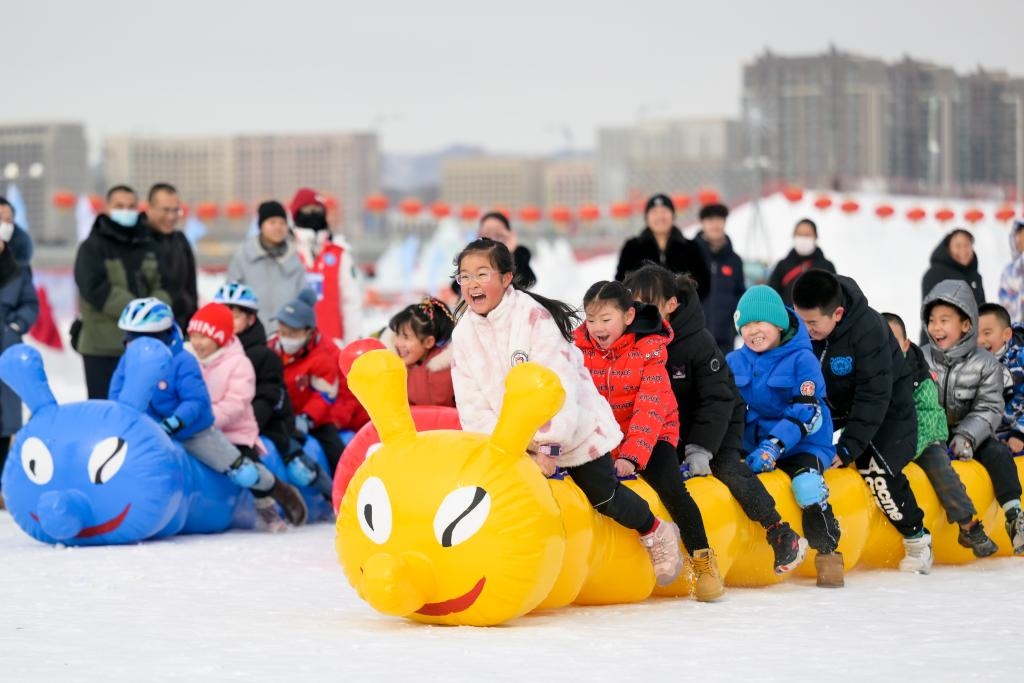 小朋友在呼和浩特市東河冰場參與冰雪親子趣味運動會（2024年2月1日攝）。新華社記者 李志鵬 攝