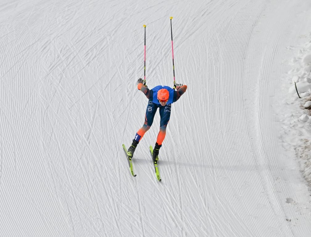 重慶隊選手王強(qiáng)在第十四屆全國冬季運動會越野滑雪公開組男子雙追逐比賽中奪冠（2024年2月14日攝）。新華社記者 劉磊 攝