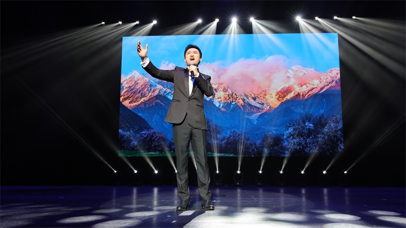 中國鐵路文工團獨唱演員、第十二屆中國音樂金鐘獎聲樂（民族）唱法金獎獲得者馬小明演唱歌曲《天路》。張凱攝