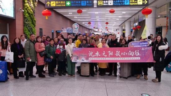 2月11日，一批馬來(lái)西亞游客抵達(dá)沈陽(yáng)桃仙國(guó)際機(jī)場(chǎng)。新華社發(fā)