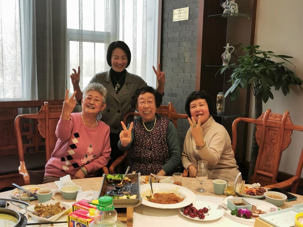 吳釗（前排左一）和鄰居一起在天津過(guò)年。（采訪對(duì)象供圖）