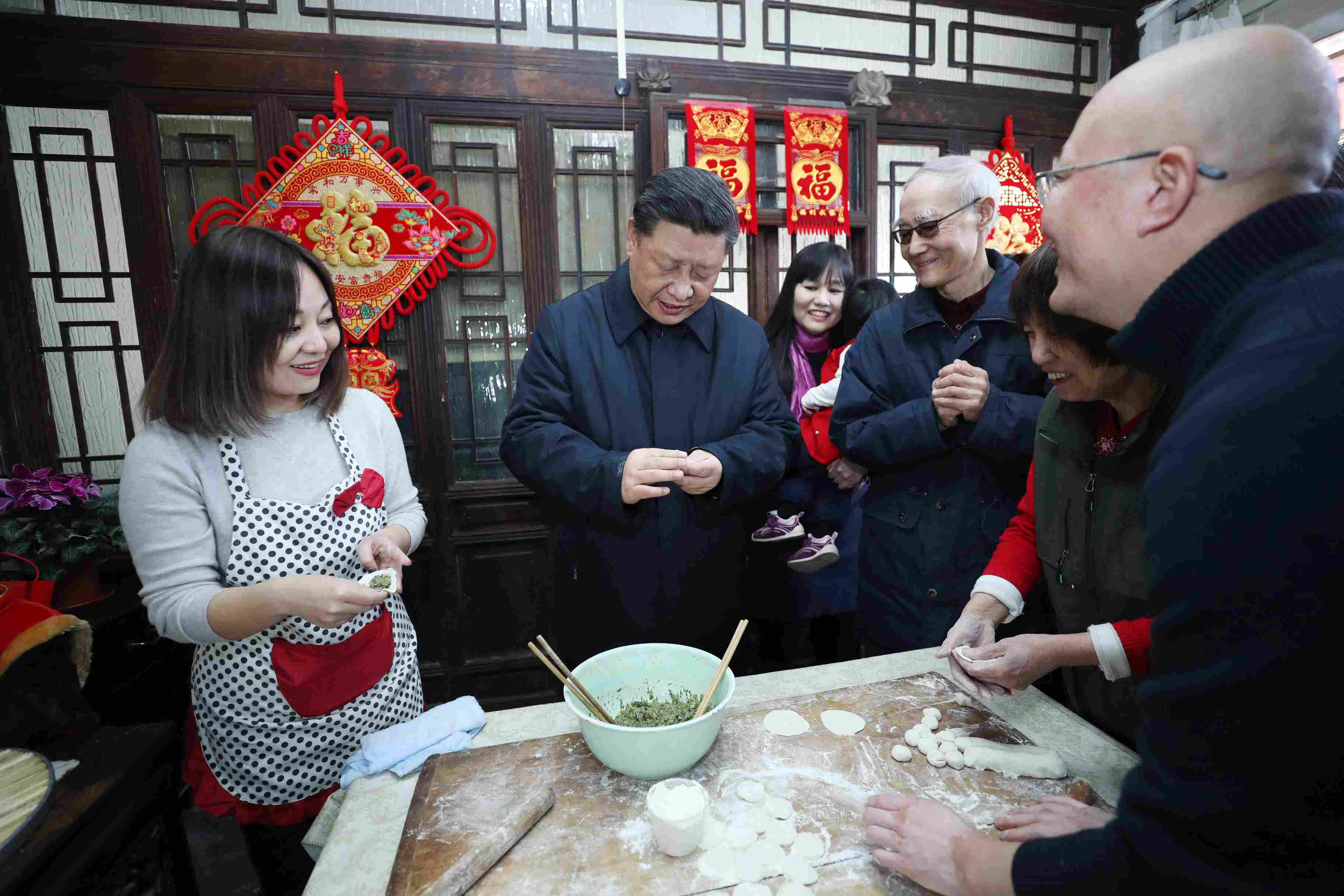 △ 2019年2月1日，習(xí)近平總書記在北京前門東區(qū)草廠四條胡同，同朱茂錦一家人包餃子、聊家常。