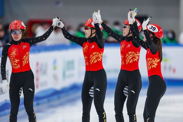 2月18日，黑龍江隊(duì)選手徐愛(ài)麗（左一）、臧一澤（左二）、范可新（右二）、王欣然在奪冠后向觀眾致意。新華社記者 黃偉 攝