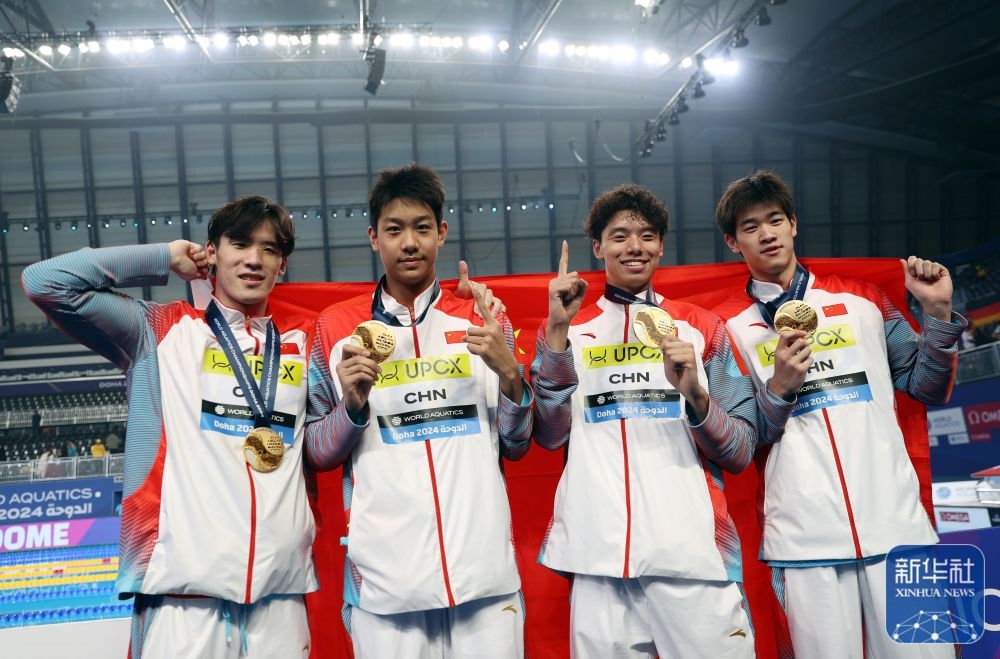 2月11日，2024年多哈游泳世錦賽男子4×100米自由泳接力決賽，中國隊選手王浩宇、張展碩、季新杰和潘展樂（從左到右）在頒獎儀式后合影慶祝。新華社記者 雒圓 攝