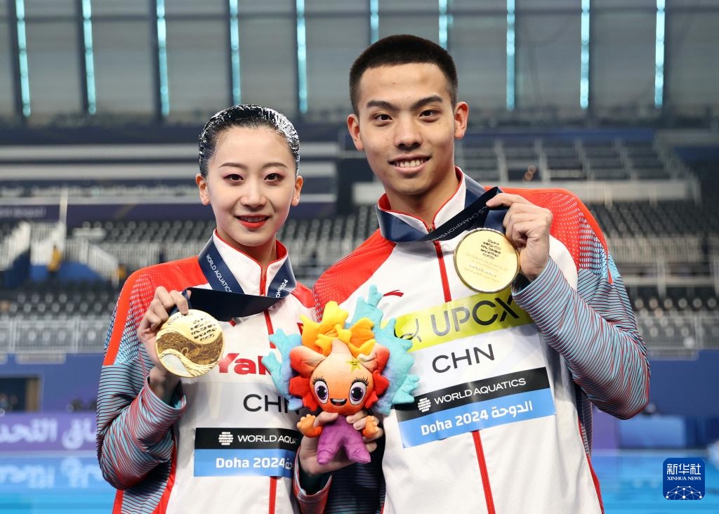 2月10日，2024年多哈游泳世錦賽花樣游泳混合雙人自由自選決賽，程文濤（左）/石浩玙在頒獎儀式后合影。新華社記者 雒圓 攝