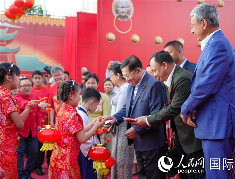 在活動現(xiàn)場，敏昂萊主席夫婦根據(jù)當(dāng)?shù)貍鹘y(tǒng)向兒童送祝福1-人民網(wǎng)記者謝佳君攝