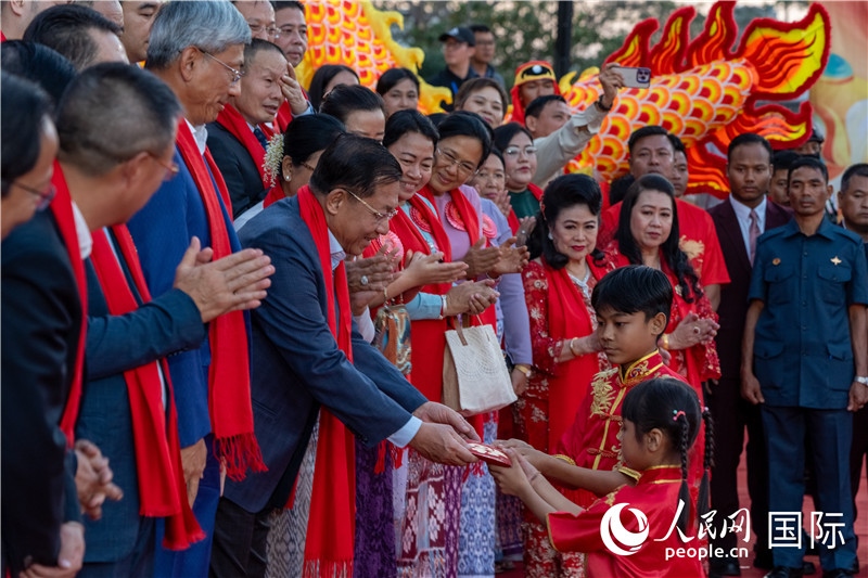 在活動現(xiàn)場，敏昂萊主席根據(jù)當(dāng)?shù)貍鹘y(tǒng)向兒童送祝福2-人民網(wǎng)記者謝佳君攝