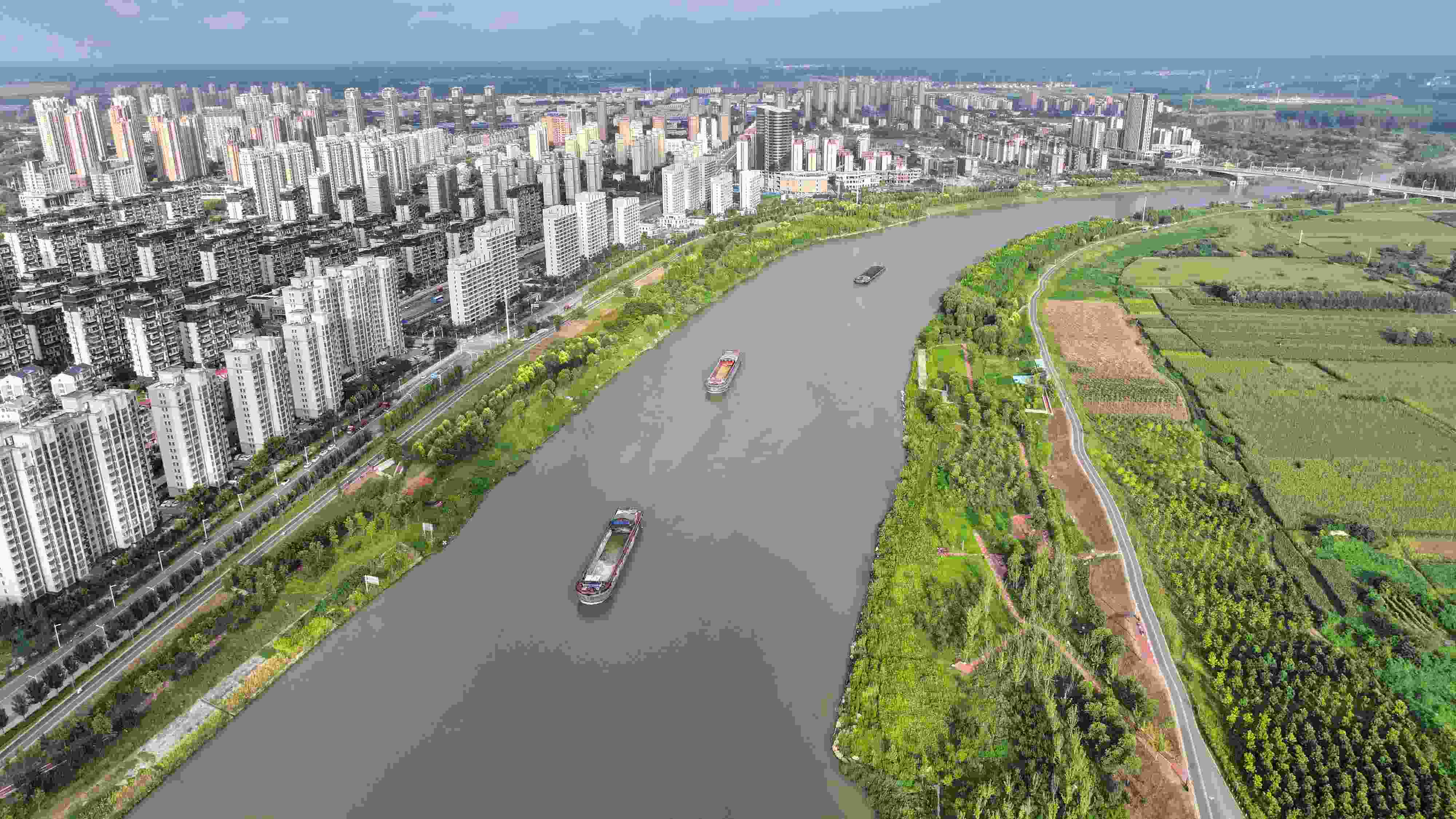 △ 2023年8月21日，安徽阜陽(yáng)，初秋時(shí)節(jié)，界首城市建設(shè)與沙潁河水系、橋梁和綠植相映襯，構(gòu)成一幅生態(tài)宜居的美麗畫(huà)卷。