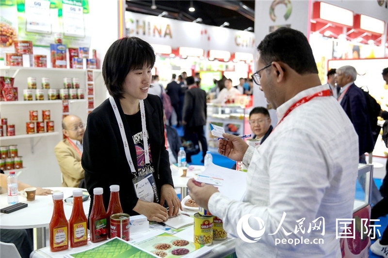 圖為中國(guó)參展企業(yè)代表與采購(gòu)商交流。人民網(wǎng) 塔里克·易卜拉欣攝