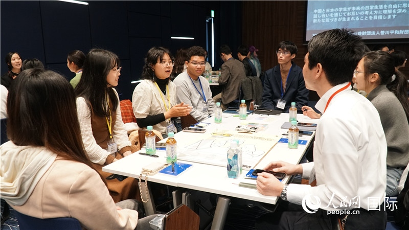 中日學(xué)生分組討論交流。人民網(wǎng) 蔣曉辰攝
