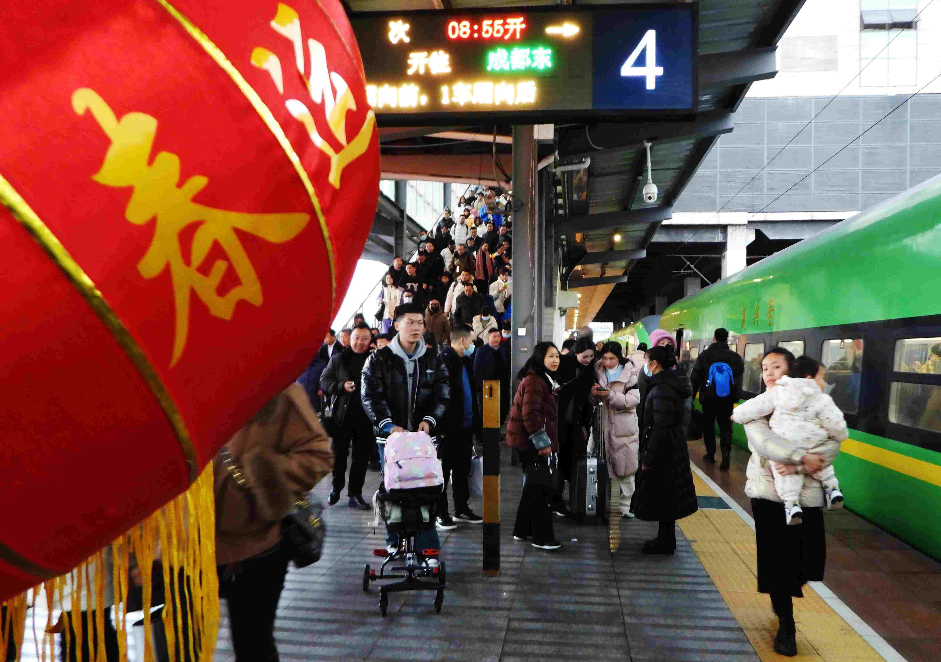 △ 2024年1月26日，四川省達(dá)州市車站，準(zhǔn)備乘坐“復(fù)興號”動車組列車出行的旅客。