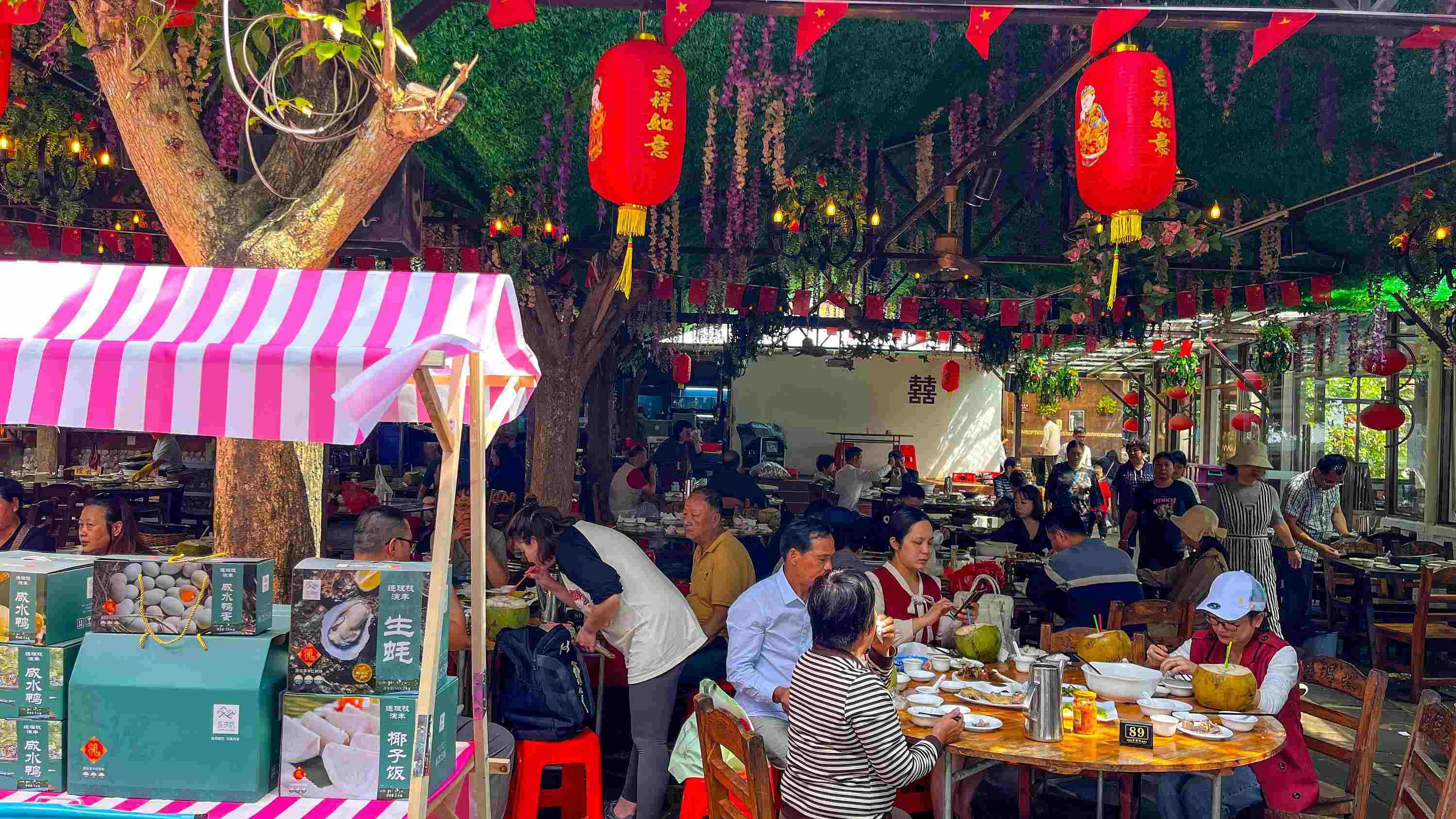 △ 2024年2月17日，春節(jié)假期最后一天，?？卩l(xiāng)村旅游持續(xù)火爆，眾多游客前往漁家樂品嘗特色海鮮和鄉(xiāng)村美食。