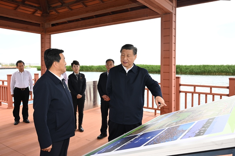 2023年6月5日，習近平總書記在內蒙古自治區(qū)巴彥淖爾市烏梁素海考察。