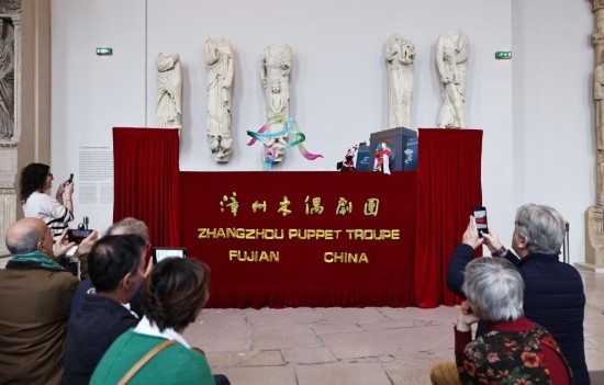 2月10日，在位于法國巴黎埃菲爾鐵塔附近的“建筑與遺產(chǎn)之城”博物館，觀眾欣賞漳州布袋木偶戲。新華社記者高靜攝