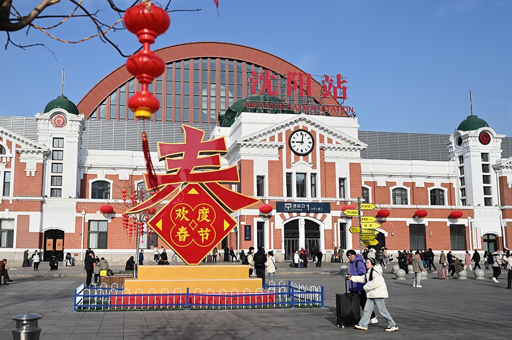 △ 2024年2月17日，沈陽站，人們拉著大大小小的行李箱，踏上了龍年新征程。