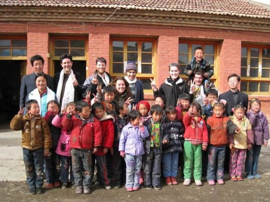 2008年，歐君廷帶領(lǐng)美國大學(xué)生到甘肅一所村辦小學(xué)訪問教課