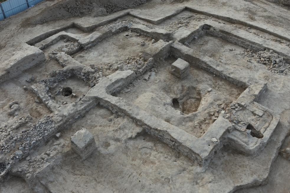 這是都蘭熱水墓群北一區(qū)M37號(hào)（“羊圈墓”）的祭祀建筑全景。