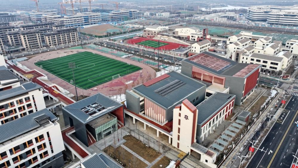 北京四中雄安校區(qū)和雄安史家胡同小學（2月6日攝，無人機照片）。新華社記者 牟宇 攝
