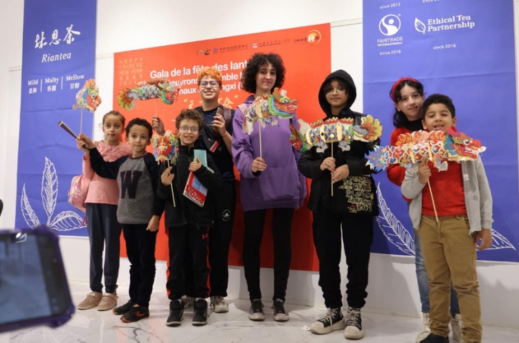 孩子們拿著元宵彩燈合影。拉巴特中國文化中心供圖