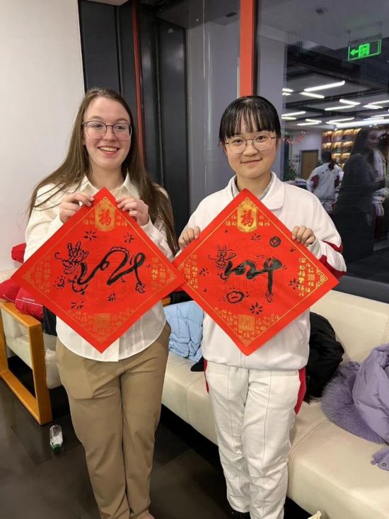 1月下旬，馬斯卡廷中學(xué)訪華代表團(tuán)學(xué)生在北京同中國(guó)青少年交流。（受訪者供圖）