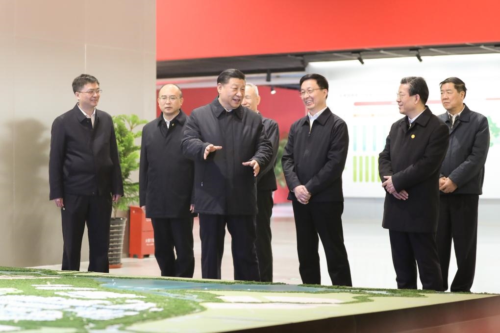2019年1月16日上午，習(xí)近平總書記在河北雄安新區(qū)規(guī)劃展示中心，仔細(xì)聽取新區(qū)總體規(guī)劃、政策體系及建設(shè)情況介紹。新華社記者 鞠鵬 攝