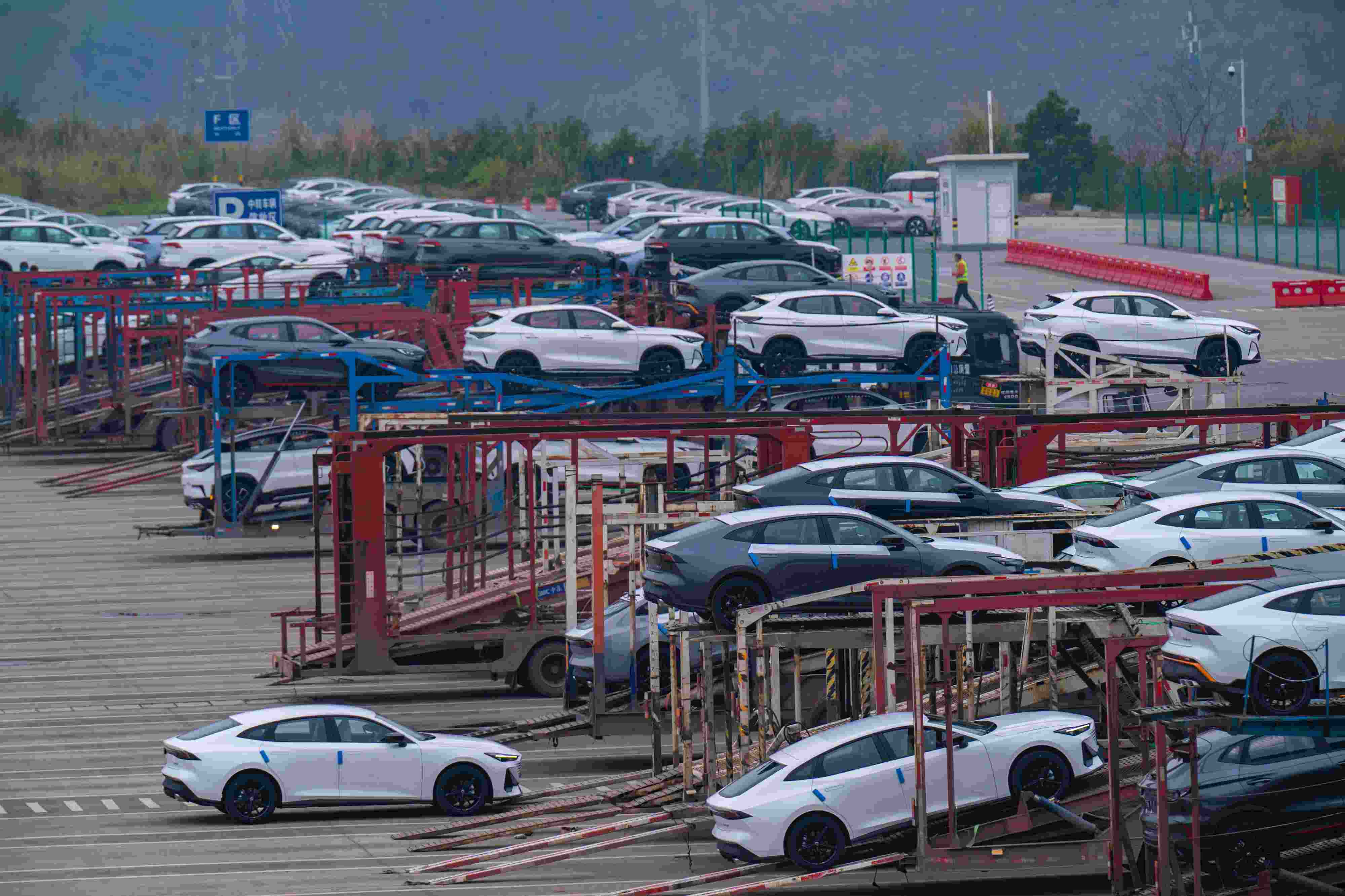 2024年2月25日，重慶江北區(qū)某汽車整車分撥中心，一排排汽車整裝待發(fā)。