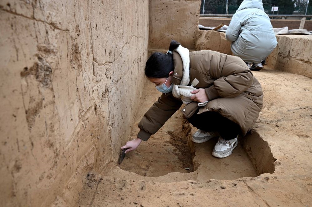 工作人員在殷墟王陵遺址進(jìn)行發(fā)掘作業(yè)（2月24日攝）。