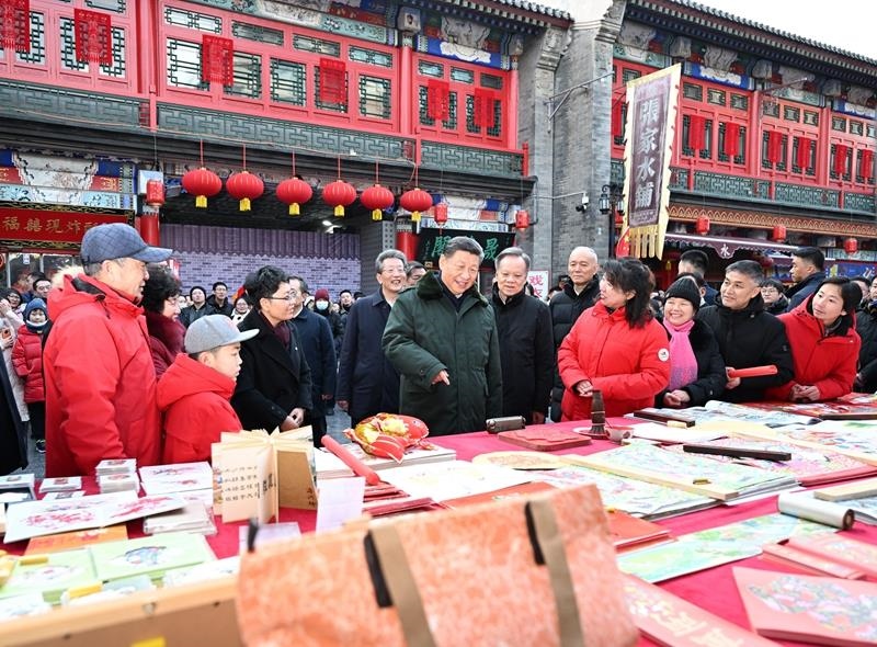 △2024年2月1日，習(xí)近平總書記在天津古文化街考察時，同店鋪員工和現(xiàn)場群眾互動交流。