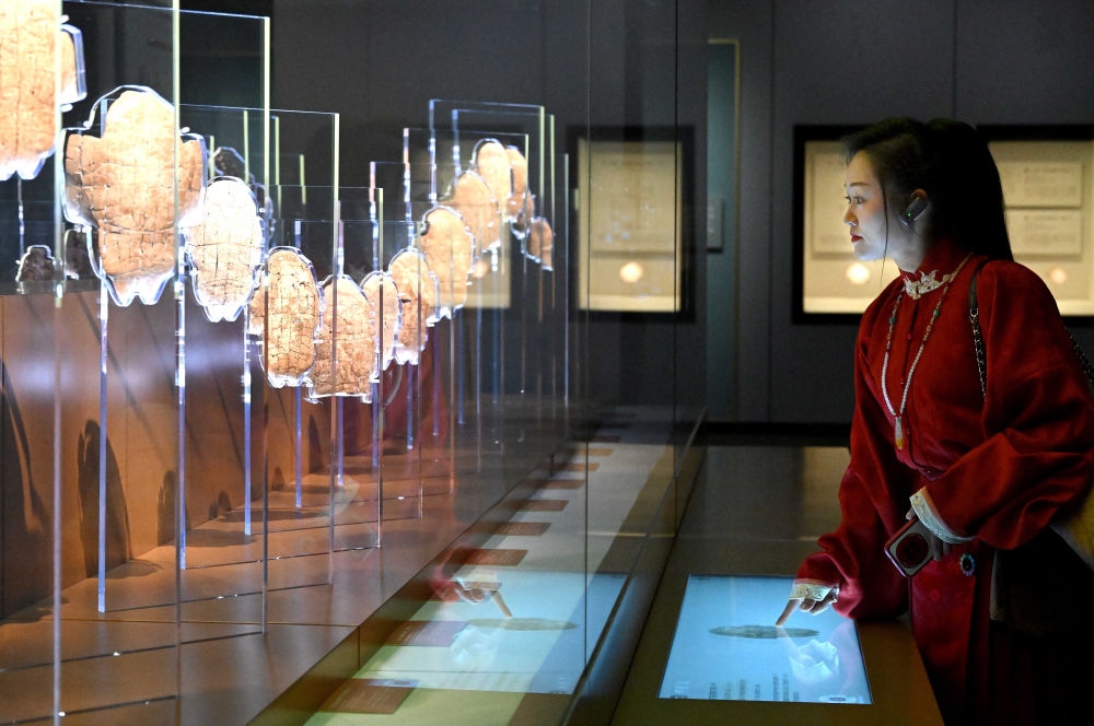 2月26日，參觀者在河南安陽殷墟博物館新館內(nèi)觀看展出的刻辭卜甲。