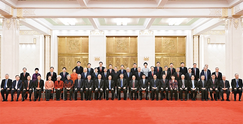 2024年2月7日，習(xí)近平、王滬寧、蔡奇、丁薛祥等在北京人民大會堂同黨外人士歡聚一堂，共迎佳節(jié)。這是習(xí)近平等同大家合影留念。 新華社記者 謝環(huán)馳/攝