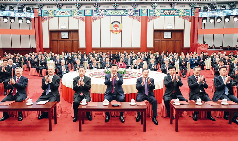 2023年12月29日，全國政協(xié)在北京舉行新年茶話會。黨和國家領(lǐng)導(dǎo)人習(xí)近平、李強、趙樂際、王滬寧、蔡奇、丁薛祥、李希、韓正出席茶話會并觀看演出。 新華社記者 鞠鵬/攝