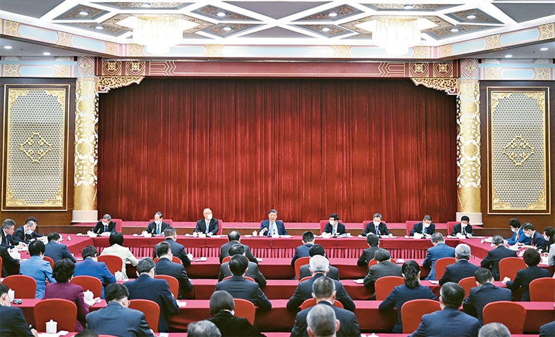 2023年3月6日，中共中央總書記、國家主席、中央軍委主席習(xí)近平看望參加全國政協(xié)十四屆一次會議的民建、工商聯(lián)界委員，并參加聯(lián)組會，聽取意見和建議。中共中央政治局常委、全國政協(xié)十四屆一次會議主席團會議主持人王滬寧，中共中央政治局常委蔡奇、丁薛祥參加看望和討論。 新華社記者 謝環(huán)馳/攝