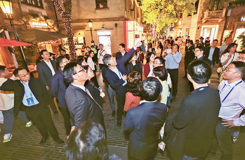 2023年4月18日，全國無黨派人士考察團來到位于上海市黃浦區(qū)的上海新天地開放式街區(qū)考察夜經(jīng)濟。 新華社記者 王翔/攝
