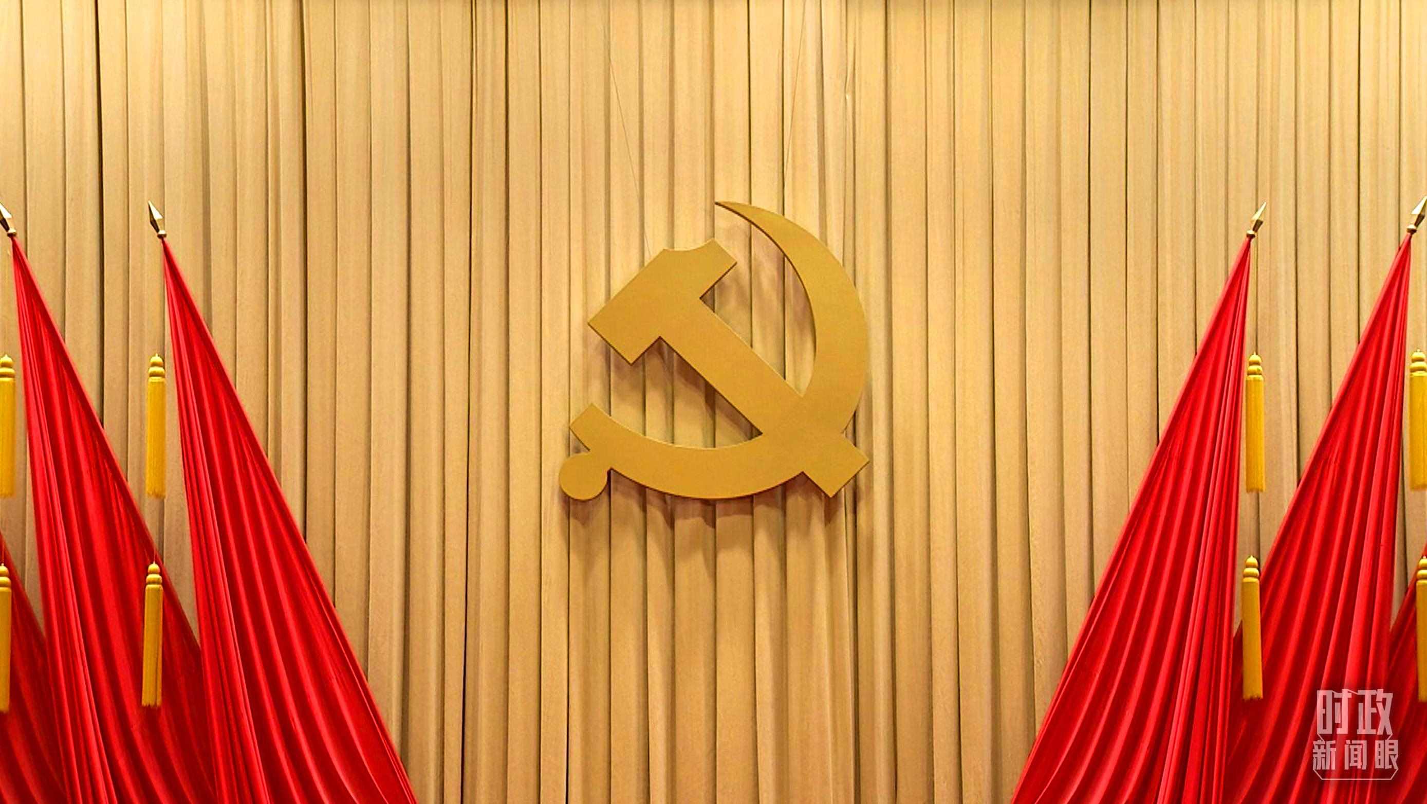 △開班式現(xiàn)場懸掛的莊嚴(yán)黨徽。