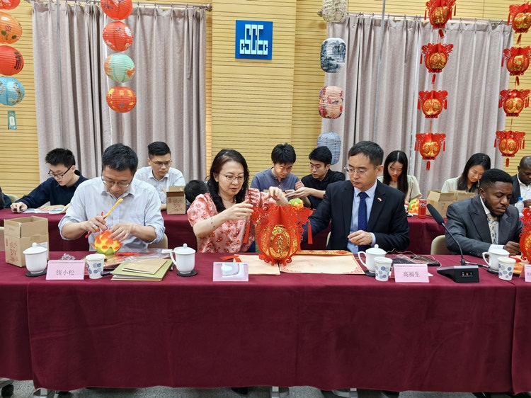 燈籠文化交流活動(dòng)現(xiàn)場。中建國際中西非公司供圖