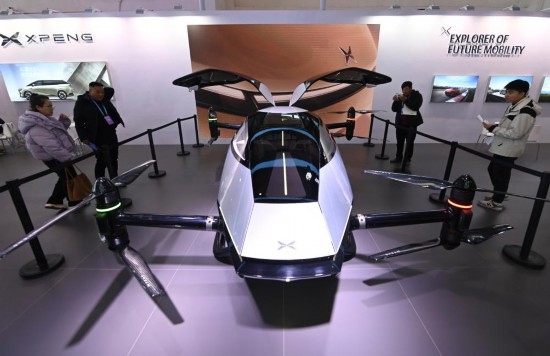 2023年12月1日，在鏈博會智能汽車鏈展區(qū)小鵬汽車展臺，參觀者觀看一臺智能飛行器。新華社記者蔡湘鑫攝