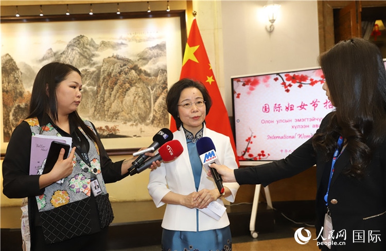 沈大使接受蒙古媒體采訪。人民網(wǎng)記者 霍文攝