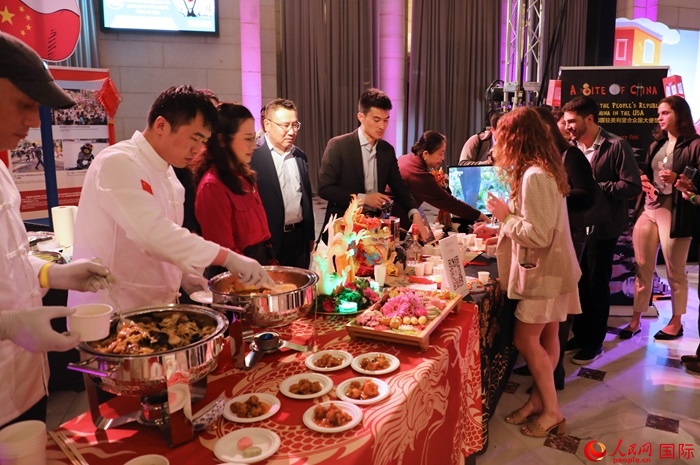 使館工作人員詳細為現(xiàn)場美食家和來賓講解菜品色香味特點、原料特色、烹制手法及其中蘊含的中華美食文化。人民網(wǎng)記者 李志偉攝