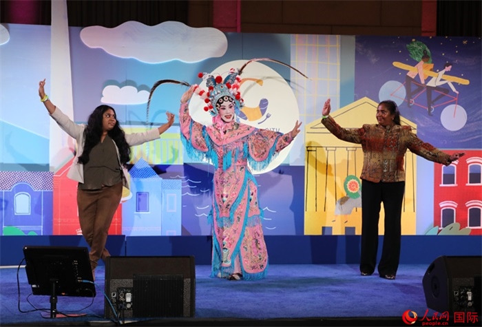 當?shù)厝A人京劇社團的青年演員現(xiàn)場表演京劇選段，并與現(xiàn)場觀眾近距離互動。人民網(wǎng)記者 李志偉攝