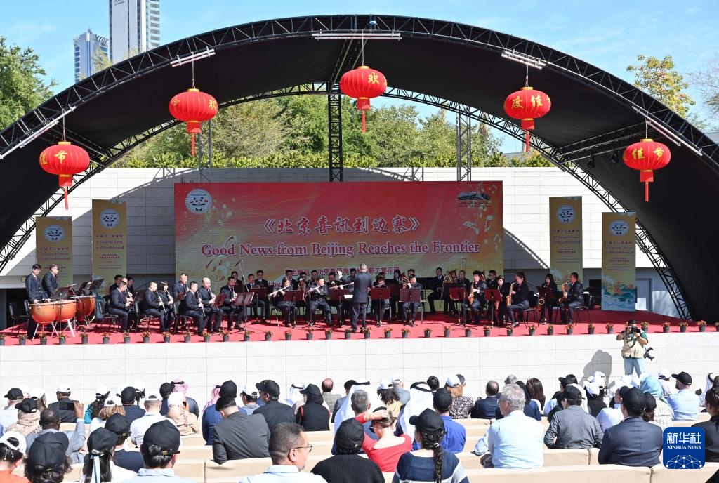 3月9日，在科威特首都省賈比爾文化中心，人們欣賞中國(guó)樂(lè)隊(duì)帶來(lái)的中國(guó)曲目。新華社發(fā)（阿薩德攝）