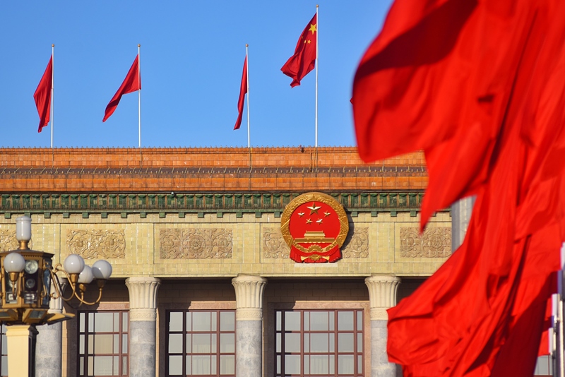 2024年3月8日，北京上空現(xiàn)“兩會(huì)藍(lán)”，人民大會(huì)堂前紅旗飄揚(yáng)。