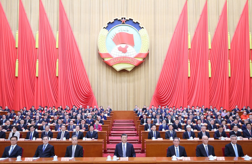 3月4日下午，中國人民政治協(xié)商會議第十四屆全國委員會第二次會議在北京人民大會堂開幕。這是習近平、李強、趙樂際、蔡奇、丁薛祥、李希、韓正在主席臺就座。王滬寧代表政協(xié)第十四屆全國委員會常務委員會，向大會報告工作。