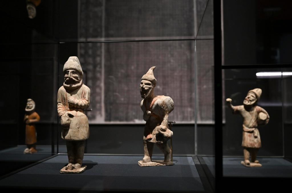 “歷史之遇——中國(guó)與西亞古代文明交流展”于1月12日至4月11日在故宮午門(mén)正殿展廳舉行。這是展出的陶彩繪人俑（1月10日攝）。新華社記者金良快攝
