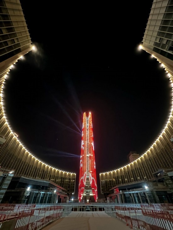  2024年2月9日，埃及開羅以東建設(shè)中的埃及新行政首都中央商務(wù)區(qū)項(xiàng)目上演燈光秀，迎接龍年春節(jié)。新華社發(fā)（黎炳宏攝）