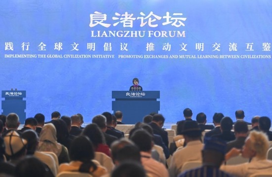  2023年12月3日，卡塔爾國家圖書館執(zhí)行館長陳慧心在“良渚論壇”上發(fā)言。當日，以“踐行全球文明倡議，推動文明交流互鑒”為主題的首屆“良渚論壇”在浙江省杭州市開幕。新華社記者 黃宗治 攝