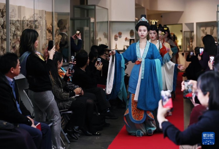 3月13日，在位于法國巴黎的吉美國立亞洲藝術(shù)博物館，模特展示敦煌復(fù)原服飾。新華社記者 高靜 攝
