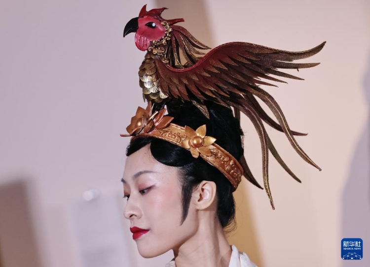 3月13日，在位于法國巴黎的吉美國立亞洲藝術(shù)博物館，模特展示敦煌復(fù)原服飾。新華社記者 高靜 攝